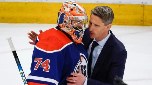 Edmonton Oilers goalie Stuart Skinner with head coach Kris Knoblauch