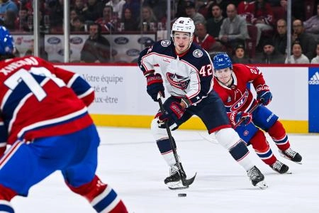 12 mars 2024; Montr&eacute;al, Qu&eacute;bec, Canada; Alexandre Texier (42), centre des Blue Jackets de Columbus, joue la rondelle contre Cole Caufield (22), ailier droit des Canadiens de Montr&eacute;al, durant la deuxi&egrave;me p&eacute;riode au Centre Bell.