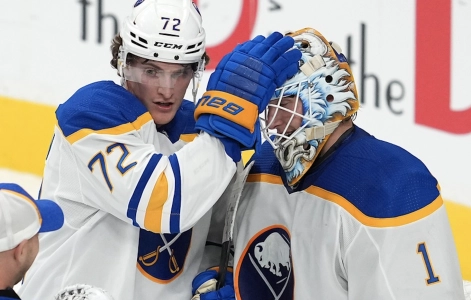 19 d&eacute;cembre 2022 ; Las Vegas, Nevada, &Eacute;tats-Unis ; Le centre des Buffalo Sabres, Tage Thompson (72), f&eacute;licite le gardien Ukko-Pekka Luukkonen (1) apr&egrave;s la victoire des Sabres contre les Vegas Golden Knights &agrave; la T-Mobile Arena.
