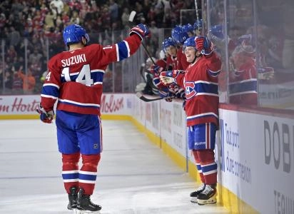 14 octobre 2025; Montr&eacute;al, Qu&eacute;bec, Canada; L'attaquant des Canadiens de Montr&eacute;al, Cole Caufield (13), c&eacute;l&egrave;bre avec son co&eacute;quipier, l'attaquant Nick Suzuki (14), apr&egrave;s avoir marqu&eacute; un but contre le Kraken de Seattle en deuxi&egrave;me p&eacute;riode au Centre Bell.