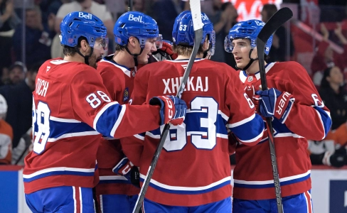 23 septembre 2025 ; Montr&eacute;al, Qu&eacute;bec, CAN ; L'attaquant des Canadiens de Montr&eacute;al Florian Xhekaj (63) c&eacute;l&egrave;bre avec ses co&eacute;quipiers apr&egrave;s avoir marqu&eacute; un but contre les Flyers de Philadelphie lors de la premi&egrave;re p&eacute;riode au Centre Bell.