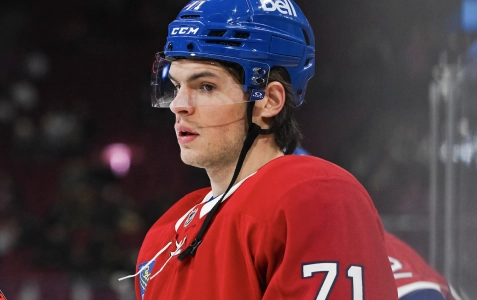 12 d&eacute;cembre 2024 ; Montr&eacute;al, Qu&eacute;bec, CAN ; Le centre des Canadiens de Montr&eacute;al Jake Evans (71) observe pendant l'&eacute;chauffement avant le match contre les Penguins de Pittsburgh au Centre Bell.