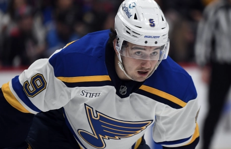31 janvier 2025 ; Denver, Colorado, &Eacute;tats-Unis ; Alexandre Texier (9), centre des Blues de Saint-Louis, attend la mise au jeu lors de la premi&egrave;re p&eacute;riode du match contre l'Avalanche du Colorado &agrave; la Ball Arena.
