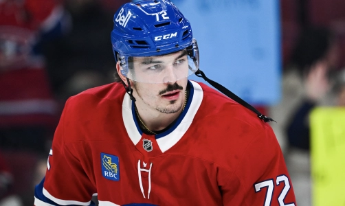 13 novembre 2025 ; Montr&eacute;al, Qu&eacute;bec, CAN ; Le d&eacute;fenseur des Canadiens de Montr&eacute;al Arber Xhekaj (72) observe l'&eacute;chauffement avant le match contre les Stars de Dallas au Centre Bell.