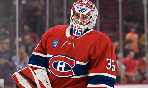 30 septembre 2023 ; Montr&eacute;al, Qu&eacute;bec, CAN ; Le gardien des Canadiens de Montr&eacute;al Samuel Montembeault (35) observe pendant l'&eacute;chauffement avant le match contre les Maple Leafs de Toronto au Centre Bell.