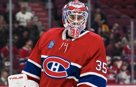 13 novembre 2025 ; Montr&eacute;al, Qu&eacute;bec, CAN ; Le gardien des Canadiens de Montr&eacute;al, Sam Montembeault (35), observe pendant l'&eacute;chauffement avant le match contre les Stars de Dallas au Centre Bell.