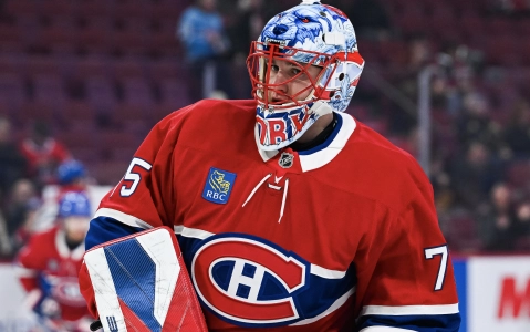 4 novembre 2025 ; Montr&eacute;al, Qu&eacute;bec, CAN ; Le gardien de but des Canadiens de Montr&eacute;al, Jakub Dobes (75), observe pendant l'&eacute;chauffement avant le match contre les Flyers de Philadelphie au Centre Bell.