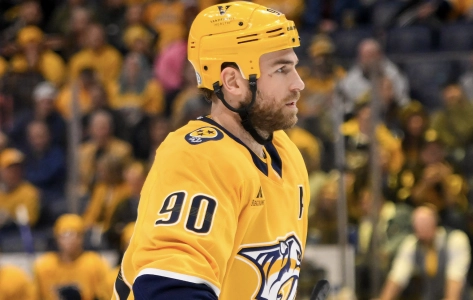 29 janvier 2025 ; Nashville, Tennessee, &Eacute;tats-Unis ; Ryan O'Reilly (90), centre des Predators de Nashville, attend la mise au jeu contre les Canucks de Vancouver pendant la deuxi&egrave;me p&eacute;riode &agrave; la Bridgestone Arena.