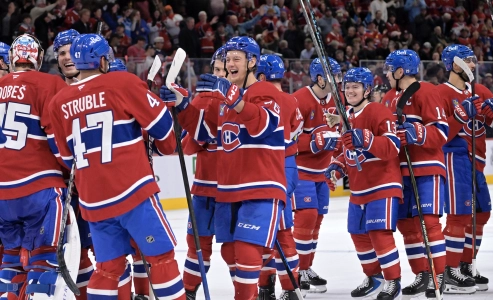 22 novembre 2025 ; Montr&eacute;al, Qu&eacute;bec, CAN ; Les joueurs des Canadiens de Montr&eacute;al c&eacute;l&egrave;brent leur victoire contre les Maple Leafs de Toronto au Centre Bell.