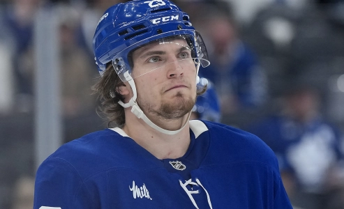 29 avril 2025 ; Toronto, Ontario, CAN ; L'ailier gauche des Maple Leafs de Toronto, Matthew Knies (23), attend la mise au jeu contre les S&eacute;nateurs d'Ottawa au troisi&egrave;me tiers-temps du cinqui&egrave;me match de la premi&egrave;re ronde des s&eacute;ries &eacute;liminatoires de la Coupe Stanley 2025 &agrave; la Scotiabank Arena.