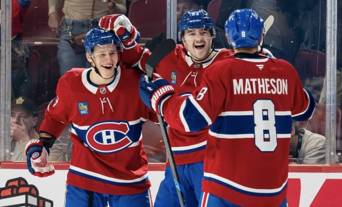 Noah Dobson (53) des Canadiens de Montr&eacute;al c&eacute;l&egrave;bre apr&egrave;s avoir marqu&eacute; un but lors de la deuxi&egrave;me p&eacute;riode du match de saison r&eacute;guli&egrave;re de la LNH entre les Canadiens de Montr&eacute;al et les Maple Leafs de Toronto au Centre Bell, le 22 novembre 2025 &agrave; Montr&eacute;al, Qu&eacute;bec, Canada.