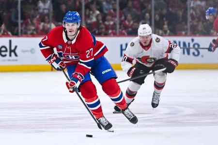 4 octobre 2025; Montr&eacute;al, Qu&eacute;bec, Canada; Samuel Blais (27), ailier gauche des Canadiens de Montr&eacute;al, joue la rondelle contre Fabian Zetterlund (20), ailier gauche des S&eacute;nateurs d'Ottawa, durant la troisi&egrave;me p&eacute;riode au Centre Bell.