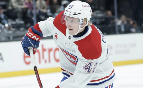 26 novembre 2025 ; Salt Lake City, Utah, &Eacute;tats-Unis ; le d&eacute;fenseur des Canadiens de Montr&eacute;al Adam Engstrom (42) tire le palet pendant la deuxi&egrave;me p&eacute;riode contre les Mammoth de l'Utah au Delta Center.