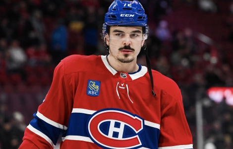 12 d&eacute;cembre 2024 ; Montr&eacute;al, Qu&eacute;bec, CAN ; Le d&eacute;fenseur des Canadiens de Montr&eacute;al Arber Xhekaj (72) observe l'&eacute;chauffement avant le match contre les Penguins de Pittsburgh au Centre Bell.