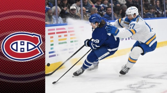 18 novembre 2025 ; Toronto, Ontario, Canada ; l'attaquant des Maple Leafs de Toronto, Samuel Blais (79), dispute la rondelle au d&eacute;fenseur des Blues de St. Louis, Cam Fowler (17), en premi&egrave;re p&eacute;riode &agrave; la Scotiabank Arena.