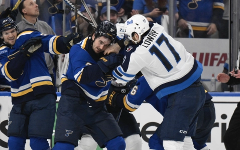 27 avril 2025 ; Saint-Louis, Missouri, &Eacute;tats-Unis ; Adam Lowry (17), centre des Jets de Winnipeg, affronte Alexandre Texier (9), ailier gauche des Blues de Saint-Louis, lors de la troisi&egrave;me p&eacute;riode du quatri&egrave;me match du premier tour des s&eacute;ries &eacute;liminatoires de la Coupe Stanley 2025 &agrave; l'Enterprise Center.