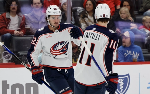 11 novembre 2023 ; D&eacute;troit, Michigan, &Eacute;tats-Unis ; Alexandre Texier (42), centre des Columbus Blue Jackets, c&eacute;l&egrave;bre avec Adam Fantilli (11), centre, apr&egrave;s avoir marqu&eacute; contre les Detroit Red Wings lors de la premi&egrave;re p&eacute;riode &agrave; la Little Caesars Arena.