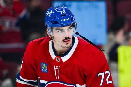 13 novembre 2025; Montr&eacute;al, Qu&eacute;bec, Canada; Le d&eacute;fenseur des Canadiens de Montr&eacute;al, Arber Xhekaj (72), observe l'&eacute;chauffement avant le match contre les Stars de Dallas au Centre Bell.
