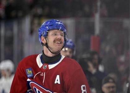 22 novembre 2025; Montr&eacute;al, Qu&eacute;bec, Canada; Le d&eacute;fenseur des Canadiens de Montr&eacute;al, Mike Matheson (8), s'&eacute;chauffe avant le match contre les Maple Leafs de Toronto au Centre Bell.