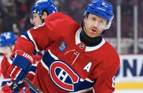 16 octobre 2025 ; Montr&eacute;al, Qu&eacute;bec, CAN ; Le d&eacute;fenseur des Canadiens de Montr&eacute;al Mike Matheson (8) observe pendant l'&eacute;chauffement avant le match contre les Predators de Nashville au Centre Bell.