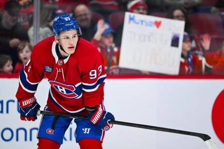 4 novembre 2025; Montr&eacute;al, Qu&eacute;bec, Canada; Ivan Demidov (93), ailier droit des Canadiens de Montr&eacute;al, observe l'&eacute;chauffement avant le match contre les Flyers de Philadelphie au Centre Bell.
