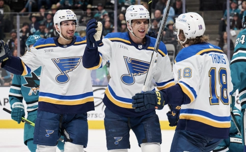 6 avril 2024 ; San Jose, Californie, &Eacute;tats-Unis ; Le centre des Blues de Saint-Louis, Brayden Schenn (10), c&eacute;l&egrave;bre avec le centre Jordan Kyrou (25) et le centre Robert Thomas (18) apr&egrave;s avoir marqu&eacute; le but &eacute;galisateur contre les Sharks de San Jose au cours de la troisi&egrave;me p&eacute;riode au SAP Center de San Jose.