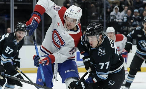 26 novembre 2025 ; Salt Lake City, Utah, &Eacute;tats-Unis ; L'ailier gauche des Canadiens de Montr&eacute;al Florian Xhekaj (63) se bat pour le palet contre l'ailier gauche des Mammoth de l'Utah Lawson Crouse (67) et l'ailier droit JJ Peterka (77) pendant la deuxi&egrave;me p&eacute;riode au Delta Center.