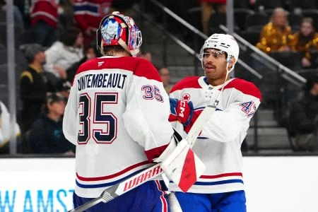 28 novembre 2025 ; Las Vegas, Nevada, &Eacute;tats-Unis ; Le d&eacute;fenseur des Canadiens de Montr&eacute;al Jayden Struble (47) f&eacute;licite le gardien Sam Montembeault (35) apr&egrave;s la victoire 4-1 des Canadiens contre les Golden Knights de Vegas au T-Mobile Arena.