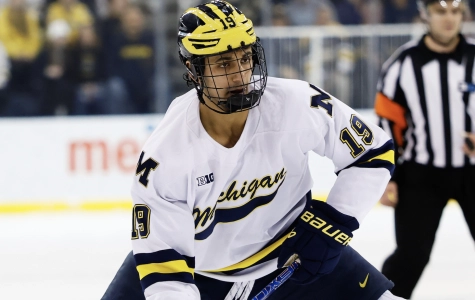 7 mars 2025 ; Ann Arbor, Michigan, &Eacute;tats-Unis ; l'attaquant des Wolverines du Michigan Michael Hage (19) patine avec le palet contre Penn State lors d'un match de quart de finale du tournoi Big Ten &agrave; la Yost Arena.