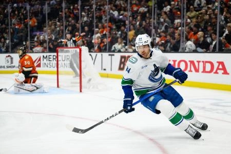 26 novembre 2025 ; Anaheim, Californie, &Eacute;tats-Unis ; L'ailier gauche des Canucks de Vancouver, Kiefer Sherwood (44), regarde apr&egrave;s avoir rat&eacute; un tir lors de la troisi&egrave;me p&eacute;riode contre les Ducks d'Anaheim au Honda Center.