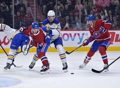 20 octobre 2025 ; Montr&eacute;al, Qu&eacute;bec, CAN ; L'attaquant des Canadiens de Montr&eacute;al Oliver Kapanen (91) et son co&eacute;quipier Ivan Demidov (93) se disputent la rondelle face au d&eacute;fenseur des Sabres de Buffalo Owen Power (25) lors de la premi&egrave;re p&eacute;riode au Centre Bell.