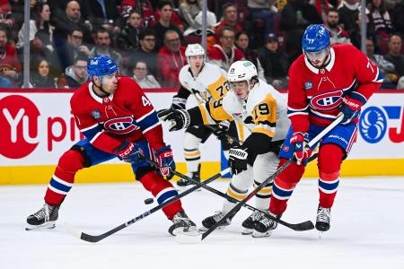 12 d&eacute;cembre 2024 ; Montr&eacute;al, Qu&eacute;bec, CAN ; Le d&eacute;fenseur des Canadiens de Montr&eacute;al Jayden Struble (47) et le centre Kirby Dach (77) d&eacute;fendent la rondelle contre le centre des Penguins de Pittsburgh Cody Glass (19) pendant la premi&egrave;re p&eacute;riode au Centre Bell.