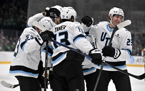 28 novembre 2025 ; Dallas, Texas, &Eacute;tats-Unis ; Michael Carcone (53), ailier gauche des Utah Mammoth, Brandon Tanev (13), ailier gauche, et Kevin Rooney (25), centre, c&eacute;l&egrave;brent un but marqu&eacute; par Rooney contre les Dallas Stars lors de la premi&egrave;re p&eacute;riode &agrave; l'American Airlines Center.