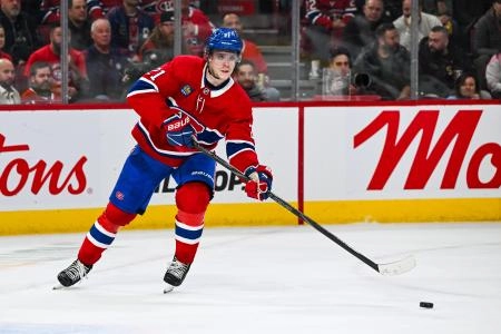 14 avril 2025 ; Montr&eacute;al, Qu&eacute;bec, CAN ; Le d&eacute;fenseur des Canadiens de Montr&eacute;al Kaiden Guhle (21) joue la rondelle contre les Blackhawks de Chicago au cours de la troisi&egrave;me p&eacute;riode au Centre Bell.