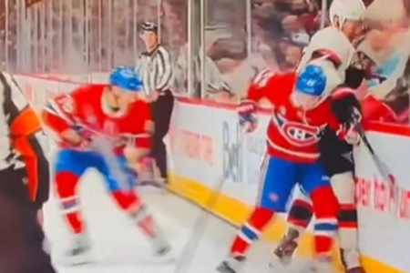 Sc&egrave;ne incroyable impliquant Lane Hutson qui s'occupe de Brady Tkachuk