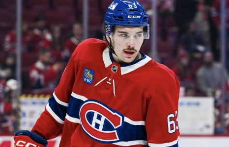 2 d&eacute;cembre 2025 ; Montr&eacute;al, Qu&eacute;bec, CAN ; L'ailier gauche des Canadiens de Montr&eacute;al Florian Xhekaj (63) observe pendant l'&eacute;chauffement avant le match contre les S&eacute;nateurs d'Ottawa au Centre Bell.