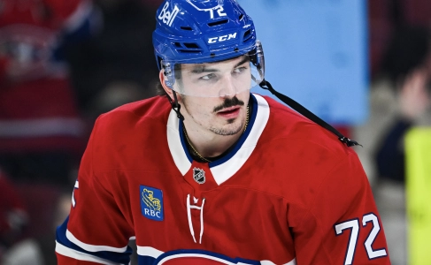 13 novembre 2025 ; Montr&eacute;al, Qu&eacute;bec, CAN ; Le d&eacute;fenseur des Canadiens de Montr&eacute;al Arber Xhekaj (72) observe l'&eacute;chauffement avant le match contre les Stars de Dallas au Centre Bell.