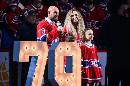 3 d&eacute;cembre 2025 ; Montr&eacute;al, Qu&eacute;bec, CAN ; L'ancien d&eacute;fenseur des Canadiens de Montr&eacute;al, Andrei Markov, accompagn&eacute; de sa femme et de ses enfants, s'adresse &agrave; la foule lors d'une c&eacute;r&eacute;monie en son honneur avant un match contre les Jets de Winnipeg au Centre Bell.