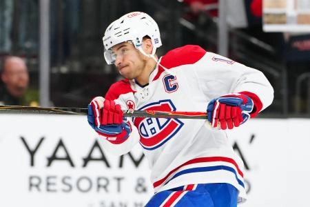 26 novembre 2025 ; Las Vegas, Nevada, &Eacute;tats-Unis ; Nick Suzuki (14), centre des Canadiens de Montr&eacute;al, s'&eacute;chauffe avant un match contre les Golden Knights de Vegas &agrave; la T-Mobile Arena.