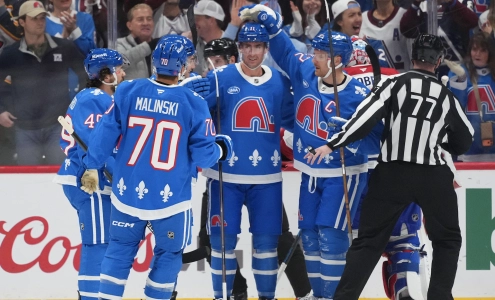 29 novembre 2025 ; Denver, Colorado, &Eacute;tats-Unis ; Brock Nelson (11), centre de l'Avalanche du Colorado (au centre), c&eacute;l&egrave;bre son deuxi&egrave;me but en premi&egrave;re p&eacute;riode contre les Canadiens de Montr&eacute;al &agrave; la Ball Arena.