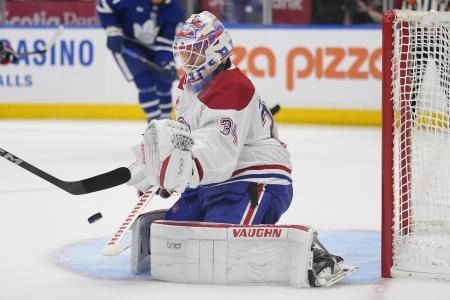 27 septembre 2025; Toronto, Ontario, Canada; Le gardien de but des Canadiens de Montr&eacute;al, Kaapo Kahkonen (0), tente un arr&ecirc;t face aux Maple Leafs de Toronto durant la troisi&egrave;me p&eacute;riode &agrave; la Scotiabank Arena.