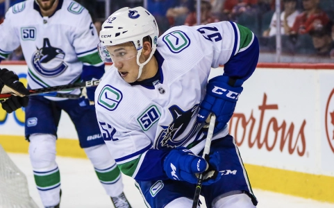 16 septembre 2019 ; Calgary, Alberta, Canada ; Le d&eacute;fenseur des Canucks de Vancouver, Jett Woo (52), contr&ocirc;le le palet contre les Flames de Calgary pendant la troisi&egrave;me p&eacute;riode au Scotiabank Saddledome.