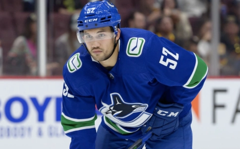 Le d&eacute;fenseur des Canucks de Vancouver, Jett Woo (52), attend la mise au jeu lors du match pr&eacute;paratoire de la LNH contre les Flames de Calgary &agrave; la Rogers Arena, le 25 septembre 2022, &agrave; Vancouver, en Colombie-Britannique, au Canada.