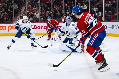 21 janvier 2025 ; Montr&eacute;al, Qu&eacute;bec, CAN ; L'ailier gauche des Canadiens de Montr&eacute;al Juraj Slafkovsky (20) joue la rondelle contre le gardien de but du Lightning de Tampa Bay Andrei Vasilevskiy (88) et le d&eacute;fenseur Emil Lilleberg (78) pendant la premi&egrave;re p&eacute;riode au Centre Bell.