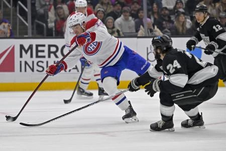 5 f&eacute;vrier 2025 ; Los Angeles, Californie, &Eacute;tats-Unis ; Le centre des Canadiens de Montr&eacute;al Nick Suzuki (14) est d&eacute;fendu par le centre des Kings de Los Angeles Phillip Danault (24) alors qu'il tire au but lors de la premi&egrave;re p&eacute;riode au Crypto.com Arena.