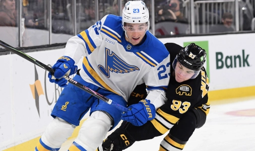4 d&eacute;cembre 2025 ; Boston, Massachusetts, &Eacute;tats-Unis ; Le d&eacute;fenseur des Blues de Saint-Louis Logan Mailloux (23) et le centre des Bruins de Boston Fraser Minten (93) se disputent le palet lors de la troisi&egrave;me p&eacute;riode au TD Garden.