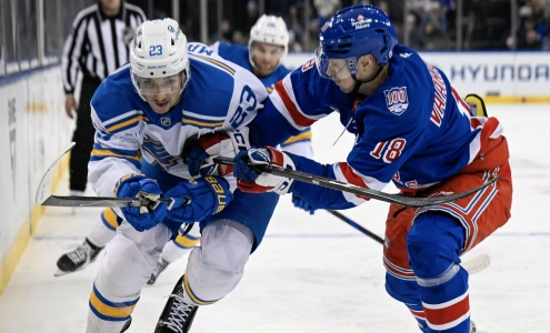 24 novembre 2025 ; New York, New York, &Eacute;tats-Unis ; le d&eacute;fenseur des Rangers de New York Urho Vaakanainen (18) d&eacute;fend contre le d&eacute;fenseur des Blues de Saint-Louis Logan Mailloux (23) pendant la premi&egrave;re p&eacute;riode au Madison Square Garden.