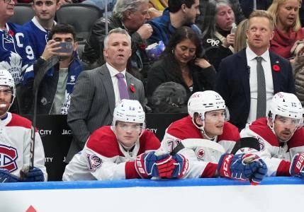 9 novembre 2024 ; Toronto, Ontario, Canada ; L'entra&icirc;neur-chef des Canadiens de Montr&eacute;al, Martin St. Louis, observe le match contre les Maple Leafs de Toronto pendant la troisi&egrave;me p&eacute;riode au Scotiabank Arena.