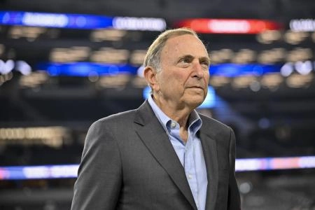 3 novembre 2025 ; Arlington, Texas, &Eacute;tats-Unis ; Gary Bettman, commissaire de la LNH, observe le terrain avant le match entre les Cowboys de Dallas et les Cardinals de l'Arizona au stade ATT.