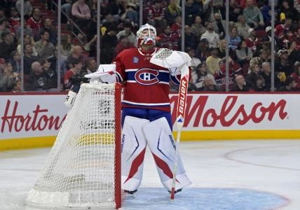 22 septembre 2025 ; Montr&eacute;al, Qu&eacute;bec, CAN ; Le gardien de but des Canadiens de Montr&eacute;al, Jacob Fowler (32), prend une pause pendant la troisi&egrave;me p&eacute;riode du match contre les Penguins de Pittsburgh au Centre Bell.
